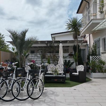 La Brise Hotel มารินา ดิ เปียตราซันตา ภายนอก รูปภาพ