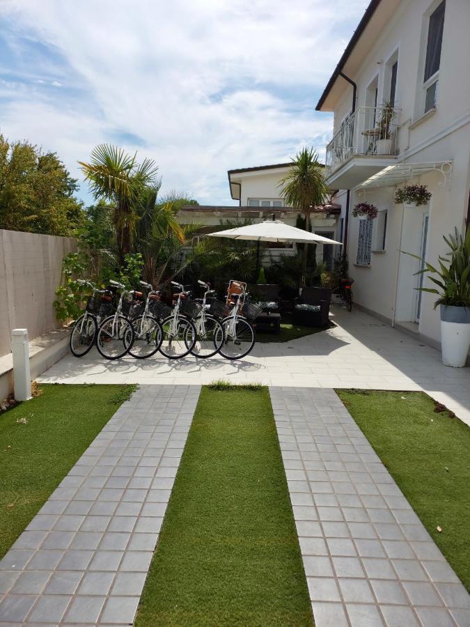 La Brise Hotel มารินา ดิ เปียตราซันตา ภายนอก รูปภาพ