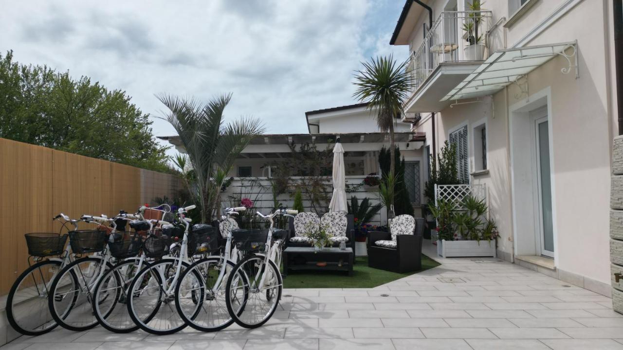 La Brise Hotel มารินา ดิ เปียตราซันตา ภายนอก รูปภาพ