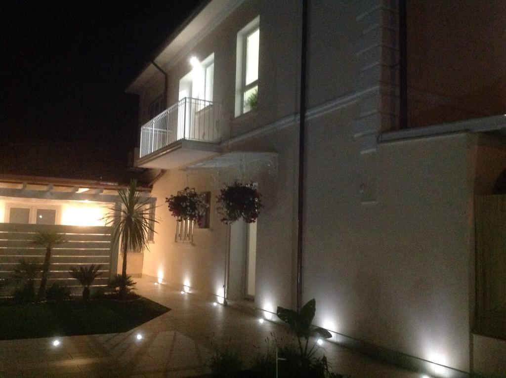 La Brise Hotel มารินา ดิ เปียตราซันตา ภายนอก รูปภาพ